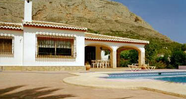 Poolterrasse mit r�mischer Treppe in den  Pool